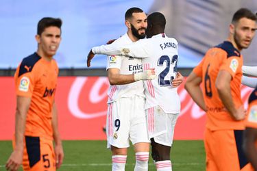 🎥 | Schitterende treffers Karim Benzema en Toni Kroos helpen Real langs Valencia