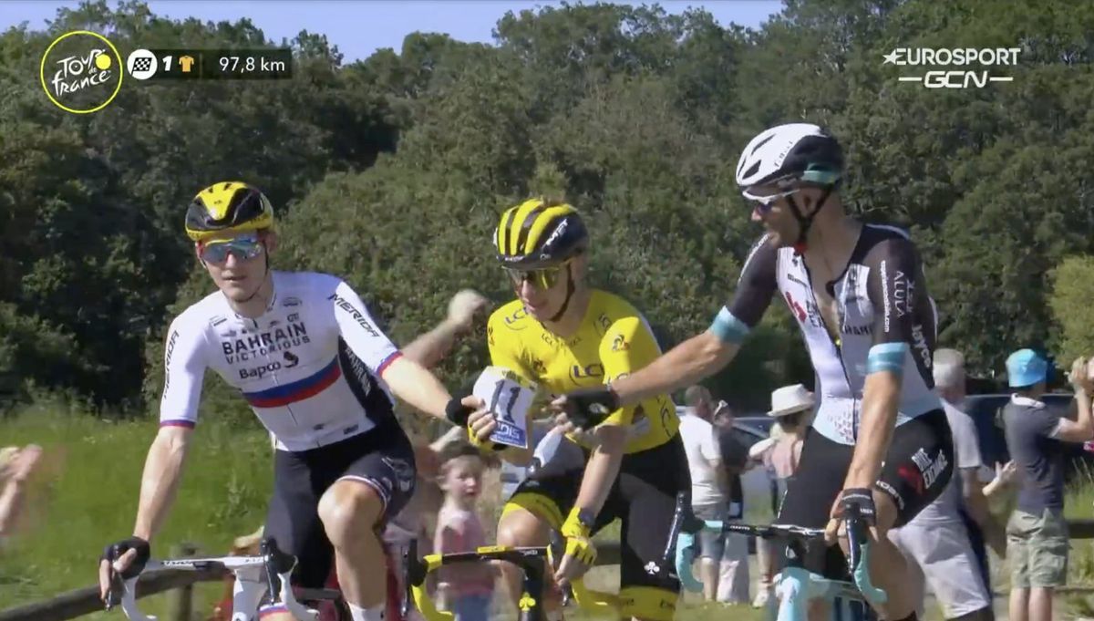 Mooi! Winnaar Tadej Pogacar en andere Slovenen eren uitgevallen Primoz Roglic in slotrit Tour