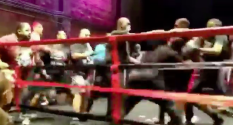 🎥 | Stoppen slaan door bij bokser, complete chaos in de ring: 'Pak jullie allemaal!'