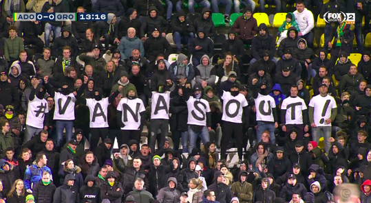 📸 | ADO-fans zijn helemaal klaar met directeur Jeffrey van As: 'Je verkracht onze club'