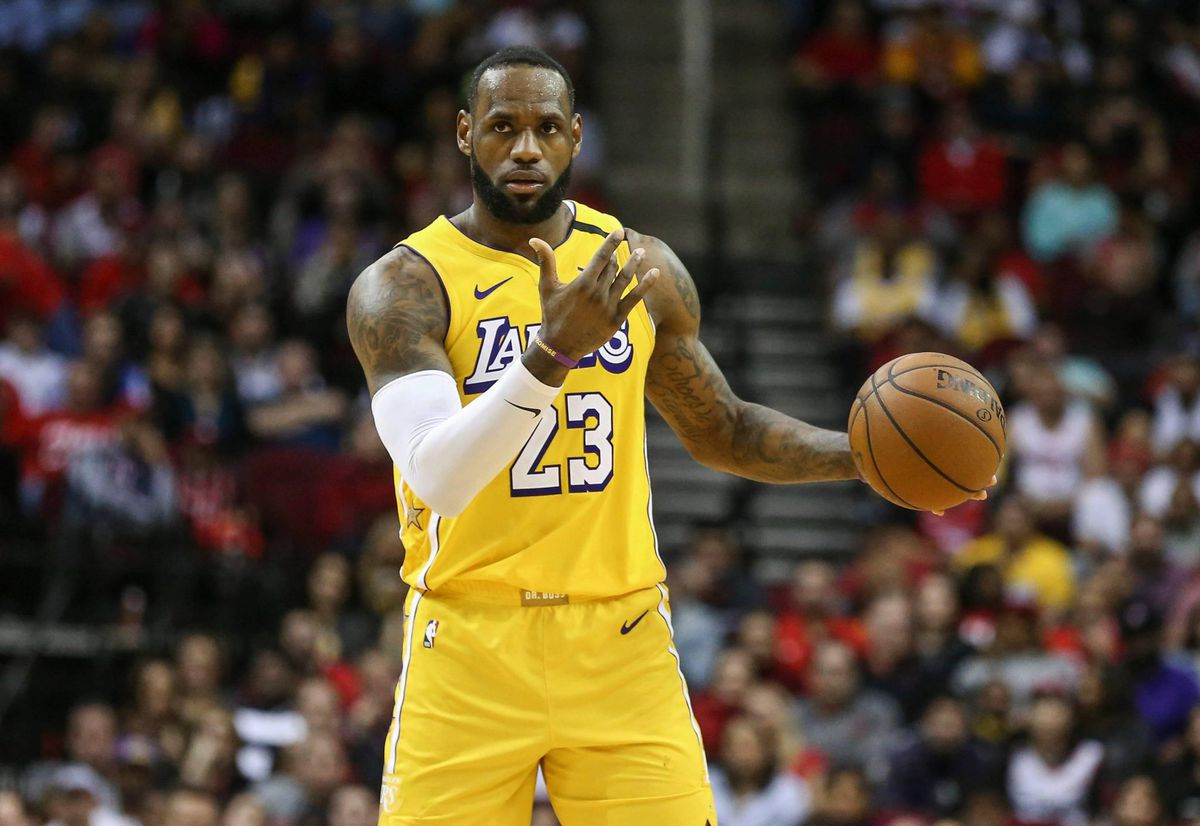 LeBron blinkt weer uit en helpt Lakers aan ruime zege op Rockets