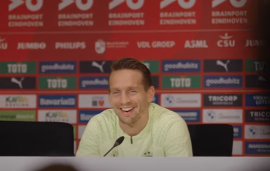 🎥 | Luuk de Jong krijgt rode wangetjes op kinderpersco: 'Luuk, wil je verkering?'