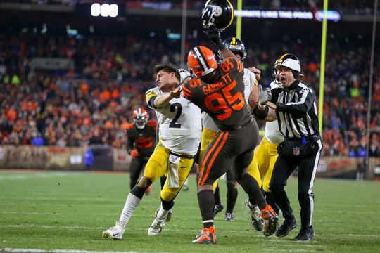 🎥| NFL-duel ontspoort compleet: helm van de kop getrokken en als wapen gebruikt