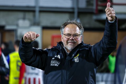 Henk de Jong grapt na monsterscore: 'Wie niet heeft gescoord, moet rondje bier halen'