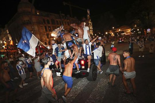 📸 | Fans FC Porto vieren massaal kampioensfeest, politie moet ingrijpen