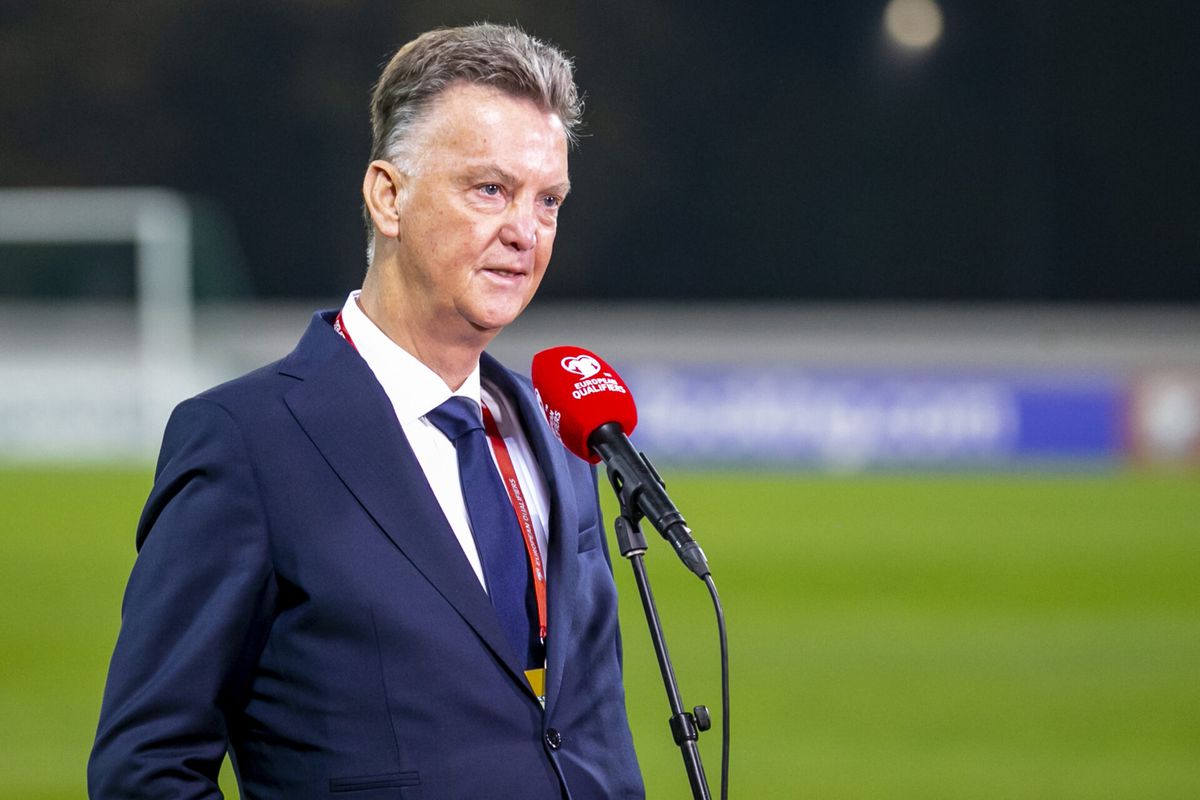 Definitief OUDE KNAR! Louis van Gaal (70) lost Advocaat af als oudste bondscoach Oranje