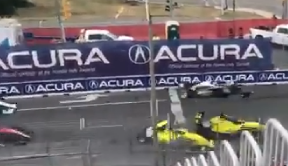 HOLY SHIT! Auto vliegt door de lucht en crasht snoeihard bij Pro Mazda Series (video)