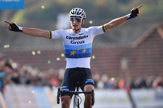 BAM! Van der Poel is sneller dan Van Aert en pakt 2e veldrit van het seizoen