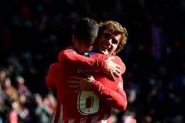 Atlético Madrid dankt Griezmann bij moeizame zege en houdt druk op FC Barcelona (video)