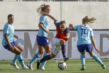 Knokkende Oranje Leeuwinnen moeten WK play-offs spelen door vroege tegengoals (video)