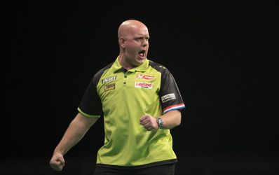 Bekijk hier hoe Van Gerwen keihard over Chisnall heen denderde (video)