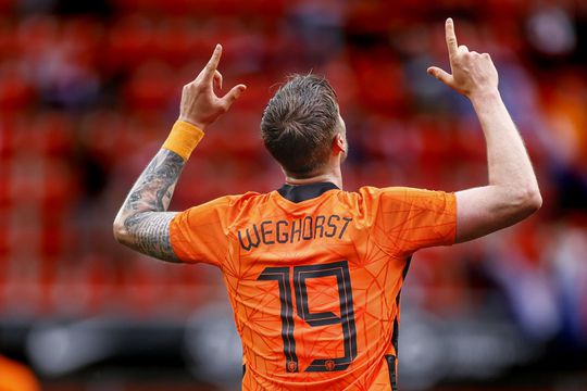 🎥 | Wout Weghorst kreeg shirtje van Arjen Robben: 'Eerst balen!'