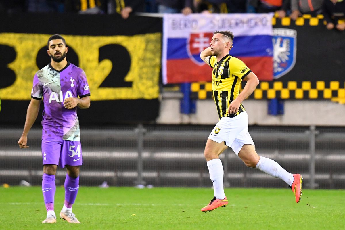 Loon naar werken! Vitesse slaagt erin van B-elftal Tottenham te winnen door pegel Wittek