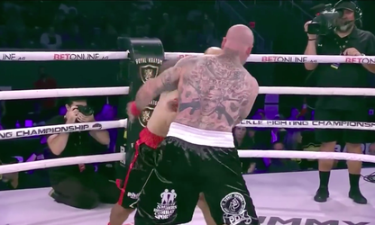 🎥 | Houston Alexander landt mokerharde rechtse en mept Wes Combs keihard KO