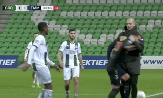 🎥 | WTF! Danny Buijs grijpt Emmen-speler beet en gooit hem op de grond