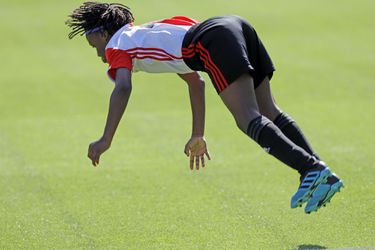 Baas! 🤸 Feyenoord-talentje viert eerste goal in De Kuip met een dikke flik flak (video)