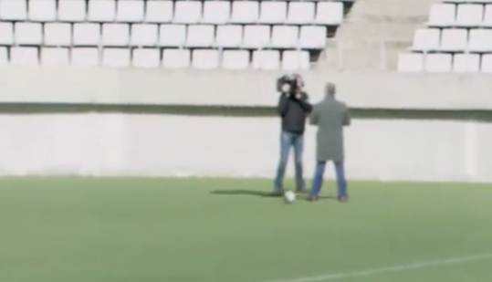 Buitenaardse Messi deelt bizarre panna uit (video)