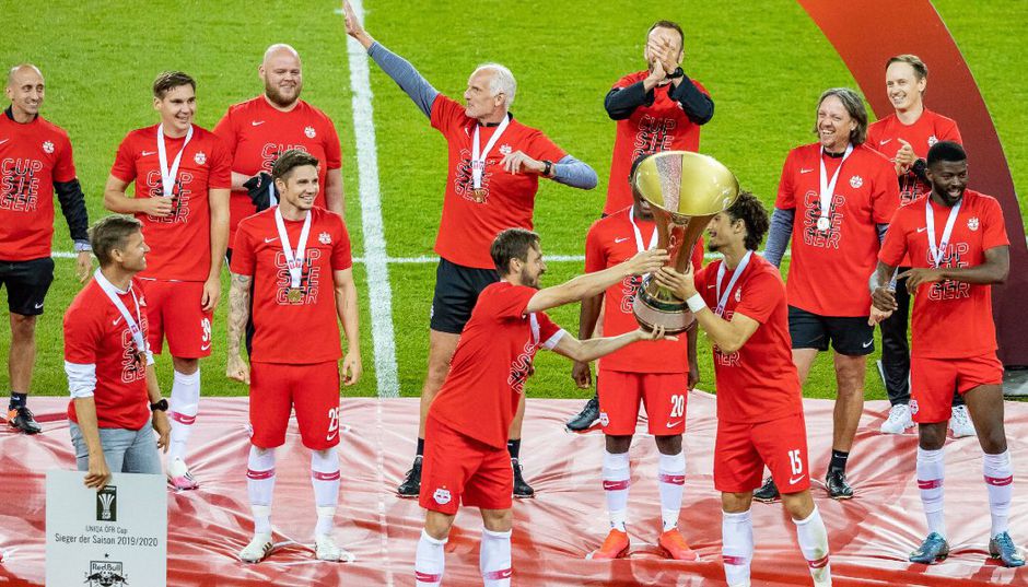 🎥 | Red Bull Salzburg wint bekerfinale en viert titel op 1,5 meter afstand