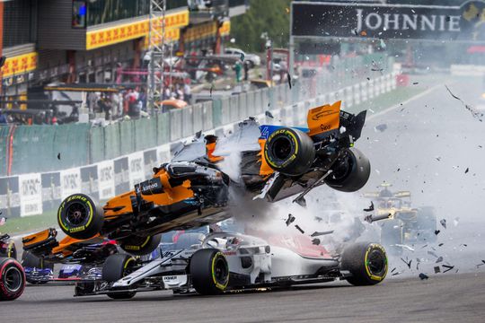 'Lelijke' halo voorkomt dat auto van Alonso vol op hoofd Leclerc stuitert