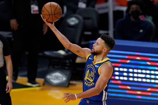 🎥🏀 | Stephen Curry evenaart legendarische Michael Jordan bij dikke zege Golden State op Cleveland