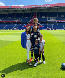 📸 | Wat een plaatje! Messi poseert met zijn vrouw en 3 kinderen op het veld van Parc des Princes