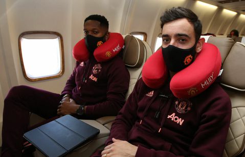De bus? Nee, Manchester United kiest vliegtuig voor reis van 160 kilometer