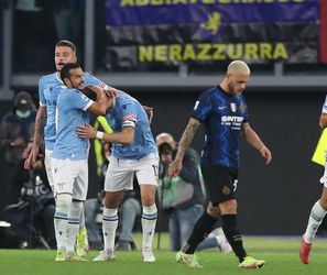 🎥 | Inter met basisspeler Stefan de Vrij en invaller Denzel Dumfries pijnlijk onderuit bij Lazio in Serie A