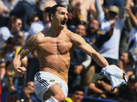 Tanti Auguri! Grattis! Zlatan is 40 jaar en viert dat met ploeggenoten en reuzetaart