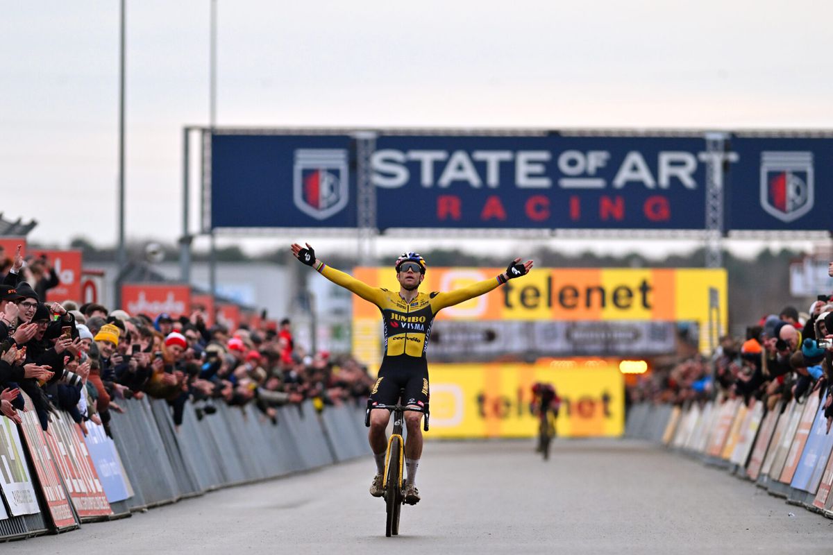 Wout van Aert zegeviert in Heusden-Zolder na late versnelling