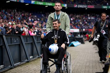 Ernstig zieke Marco (50) kreeg groots afscheid bij Feyenoord: 'Nu nog kippenvel van het lawaai'