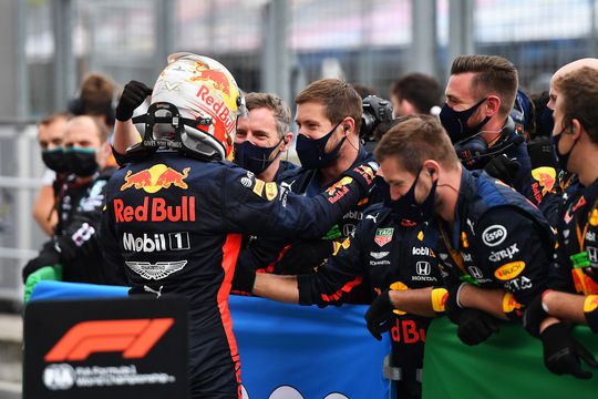 WK-stand: Verstappen maakt flinke sprong, Hamilton nieuwe leider