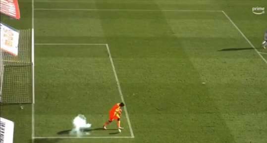 🎥 | Franse keeper met brancard van het veld nadat hij geraakt werd door vuurwerkbom