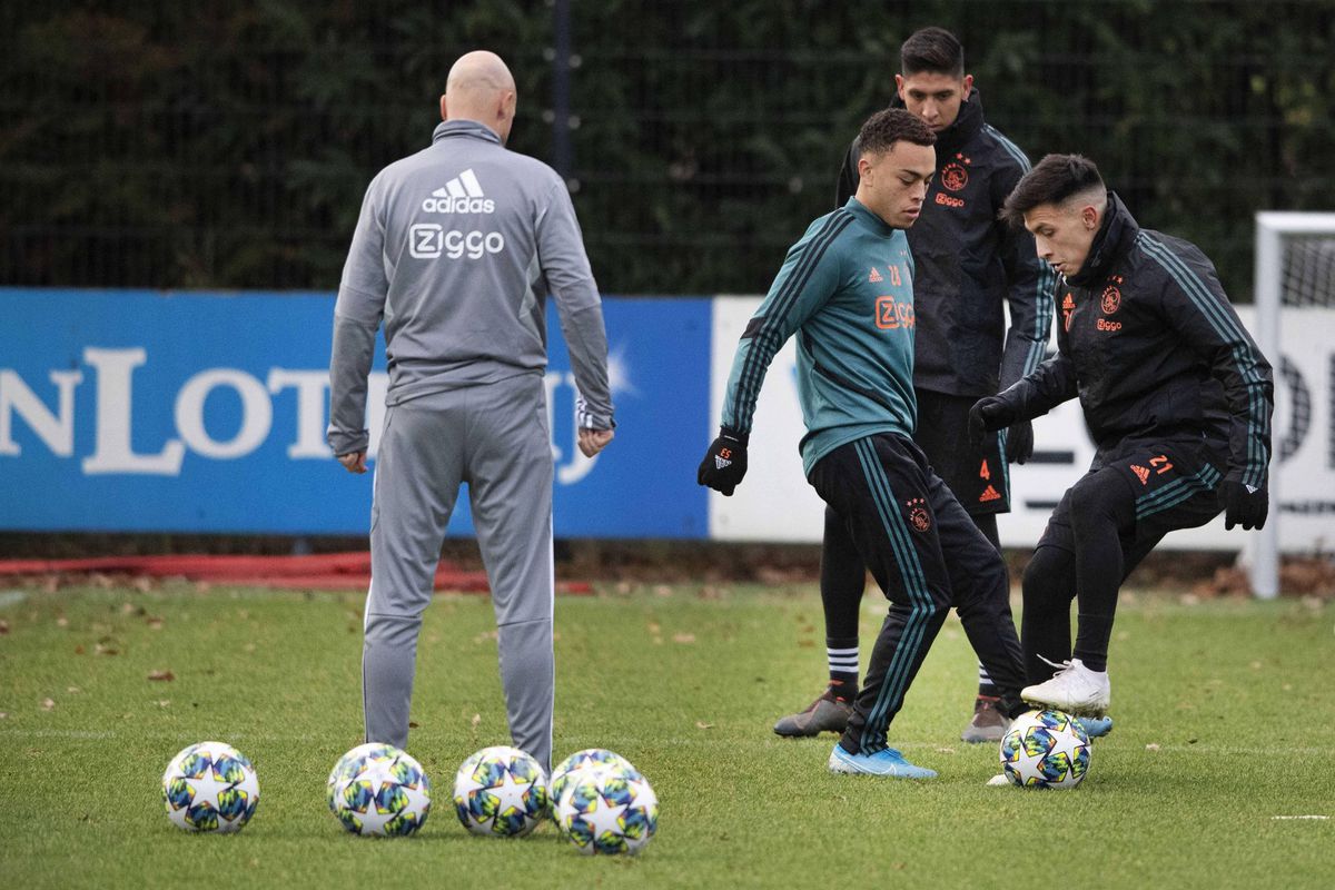 Ajax reist gewoon af naar Qatar en oefent tegen Galatasaray en Club Brugge