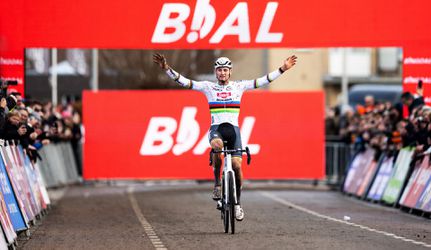 Nieuw jaar, zelfde resultaat: Mathieu van der Poel gaat in 2024 vrolijk door met winnen