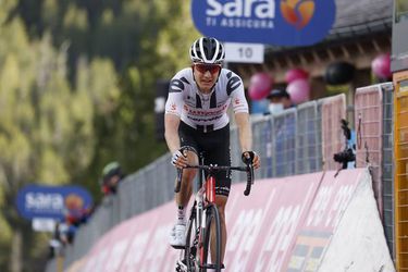 🎥 | Check hier hoe Wilco Kelderman als 9e Nederlander de roze trui in de Giro aantrekt