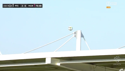 🎥 | HAHAHA! Speler schiet vrije trap letterlijk het stadion uit