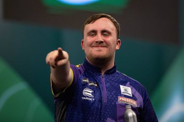 Luke Littler smijt Brendan Dolan compleet van het bord in kwartfinale WK darts