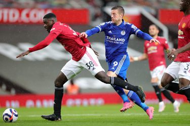 📸 | Huh? Manchester United-verdediger speelt met Apple Watch om zijn pols