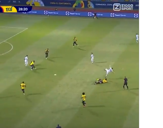 🎥 | Copa Americ-au! 2 Ecuadorianen trappen Argentijn Giovani Lo Celso richting de maan