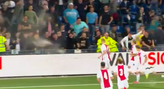 🎥 | Jong Ajax-speler Max de Waal daagt FC Den Bosch-fans uit en krijgt bierdouche