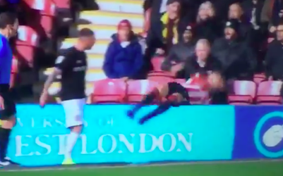 BOTS! Bristol City-rechtsback beukt Brentford-aanvaller over de boarding (video)