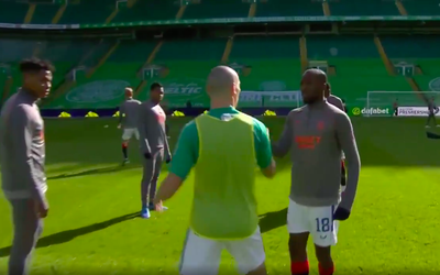 🎥 | Celtic-legend Scott Brown knuffelt Rangers-topper Glen Kamara na hectische week