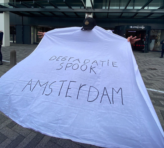 📸 | PSV-fans dollen Ajax: degradatiespook gespot rond het Philips-Stadion