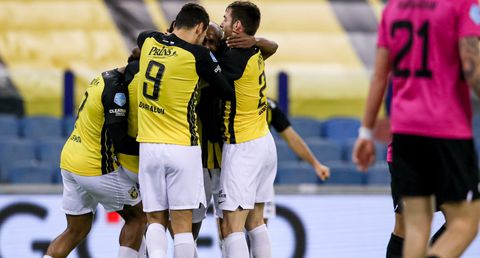 Vitesse voor even naast koploper Ajax na zege op FC Utrecht