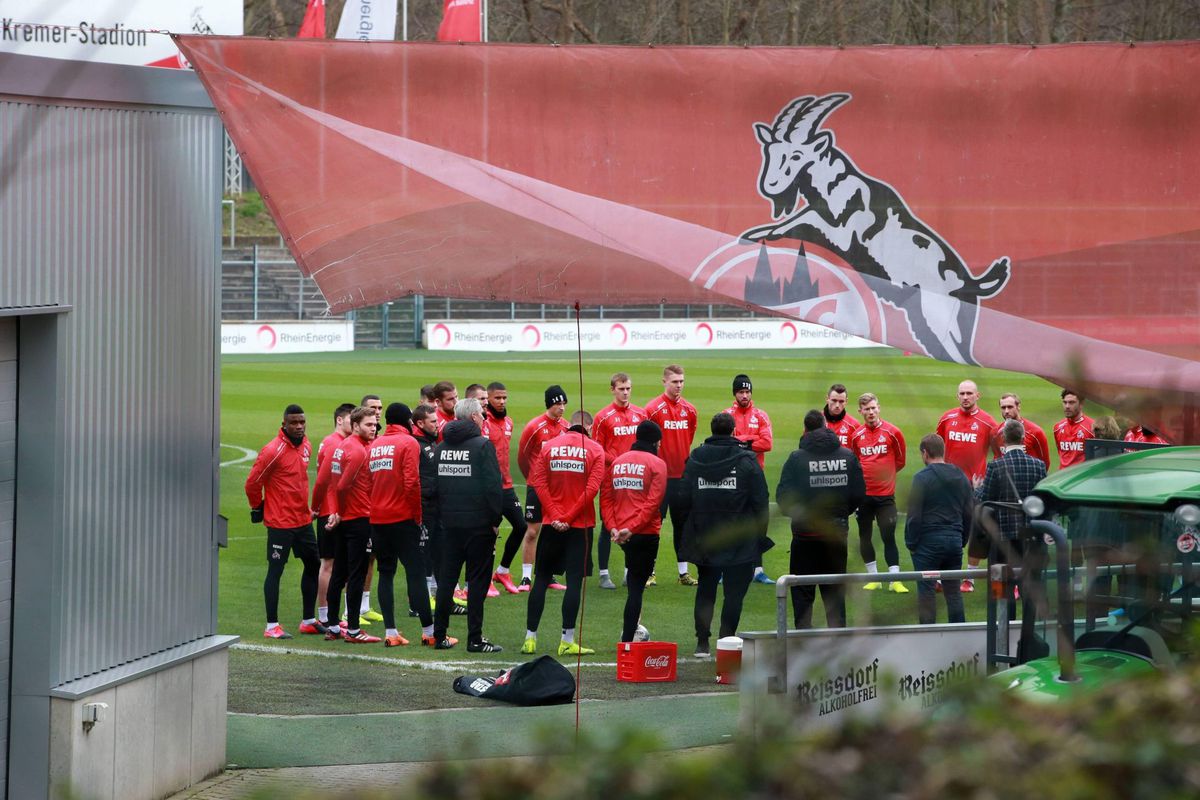 Besmetting voetballers Köln laait Bundelsiga-discussie op: ‘Voetbal moet voorbeeld geven’
