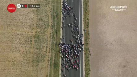 🎥 | OUCH! Halve peloton schuurt over het asfalt na MASSALE valpartij