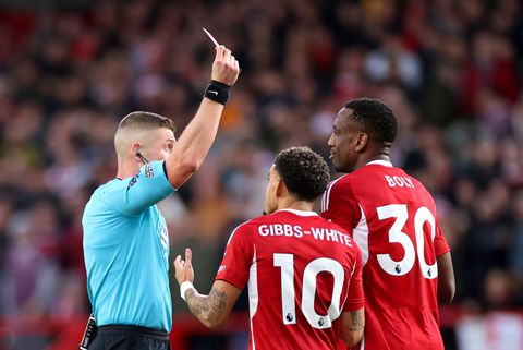 🎥 | Scheids in Premier League blundert: Willy Boly krijgt rood na tackle op de bal
