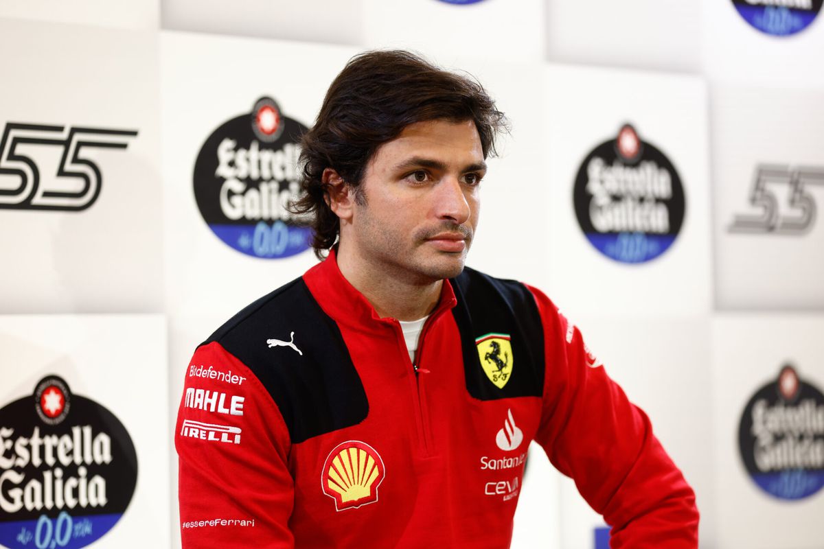 Carlos Sainz kijkt met jaloezie naar Charles Leclerc: 'We hebben nog drie maanden'