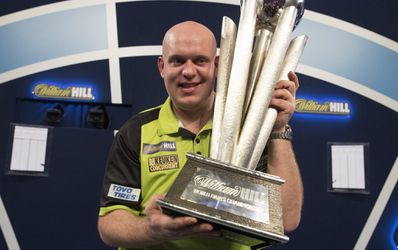 'Bescheiden' Michael van Gerwen pakt moment tijdens huldiging: 'Ik ben gewoon de beste'