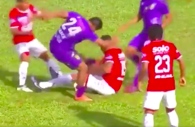 Peruviaanse voetballer verliest beheersing, trapt tegenstander vol in zijn nek (video)